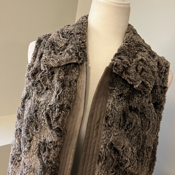 EUC Chico’s Faux Fur Vest Size 1 - Picture 2 of 8